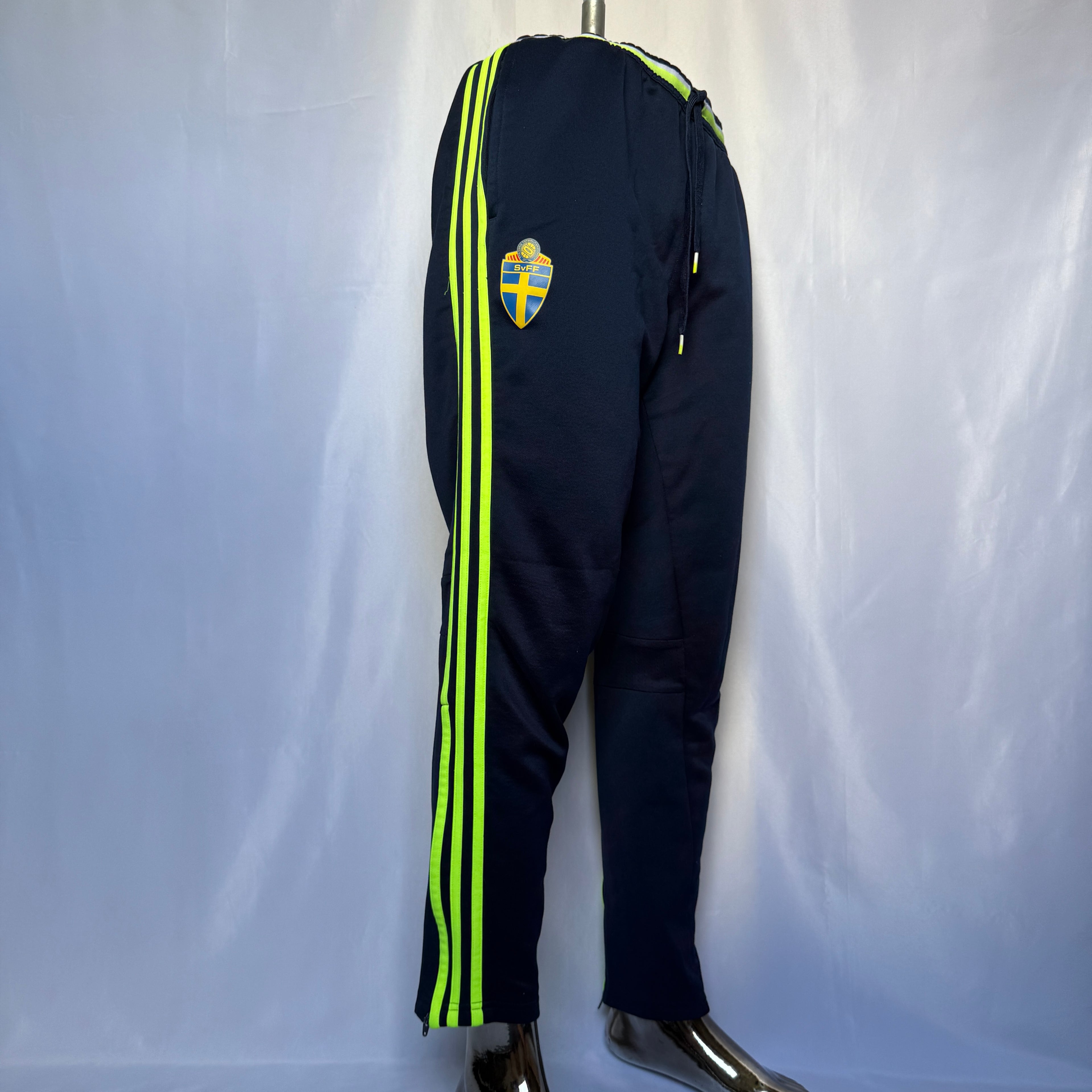 Adidas Schweden Trainingshose (ca. 2012–2014) – Größe L