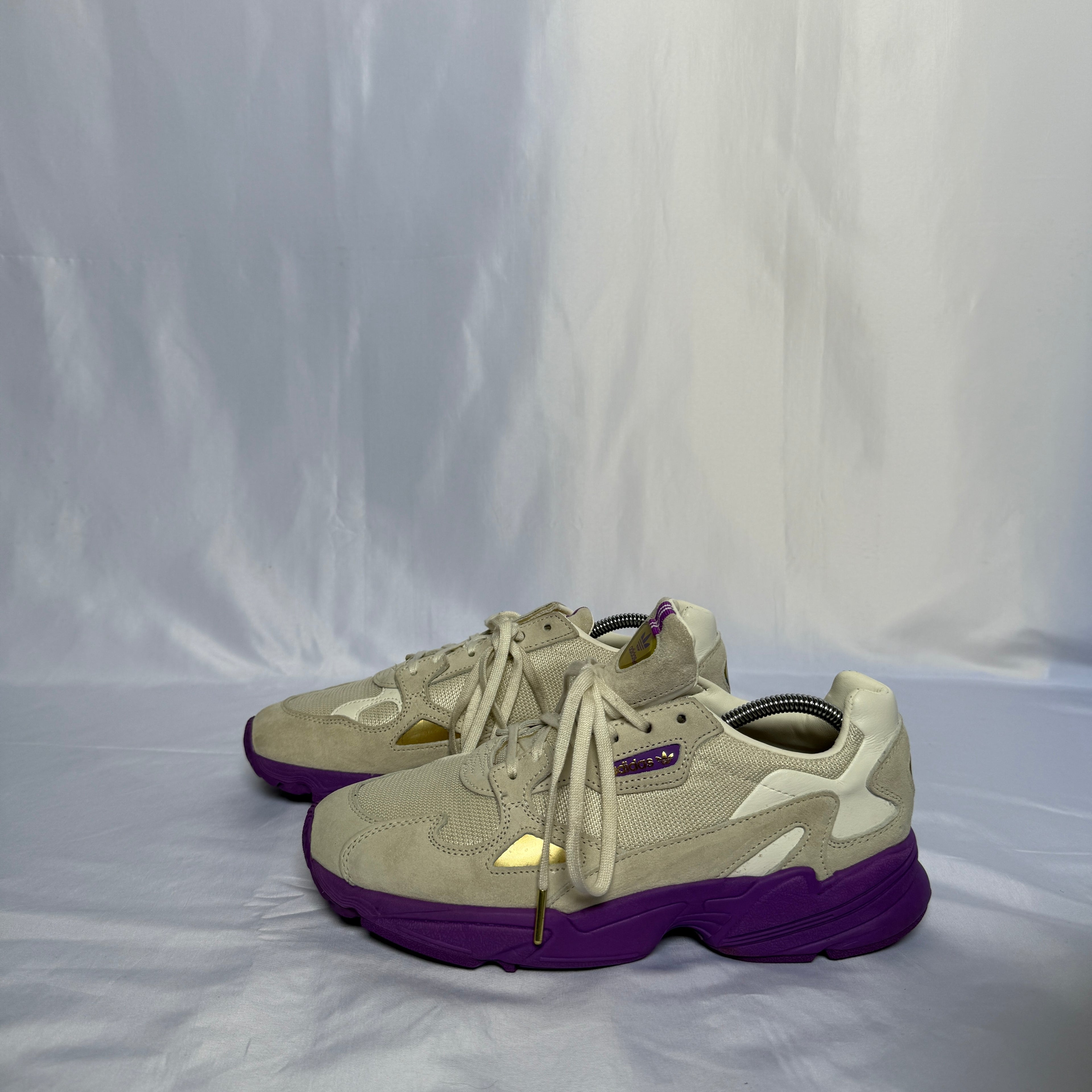 Adidas Sneaker Falcon W – Off White / Gold Metallic / Purple – Größe 43⅓ (US 10,5)