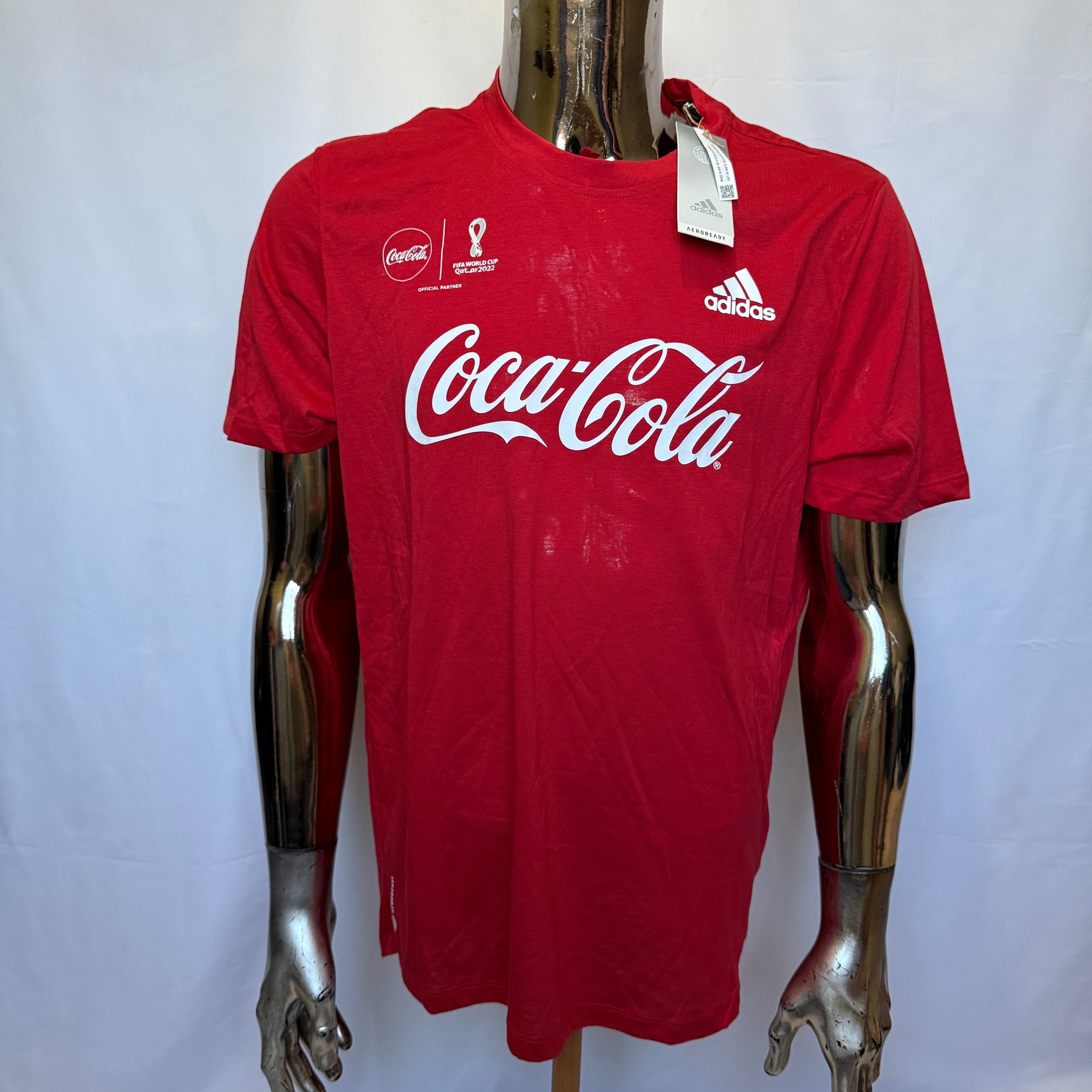 Adidas x Coca-Cola – FIFA World Cup Qatar 2022 T-Shirt / Shirt – Deadstock (mit Etikett) - Größe M
