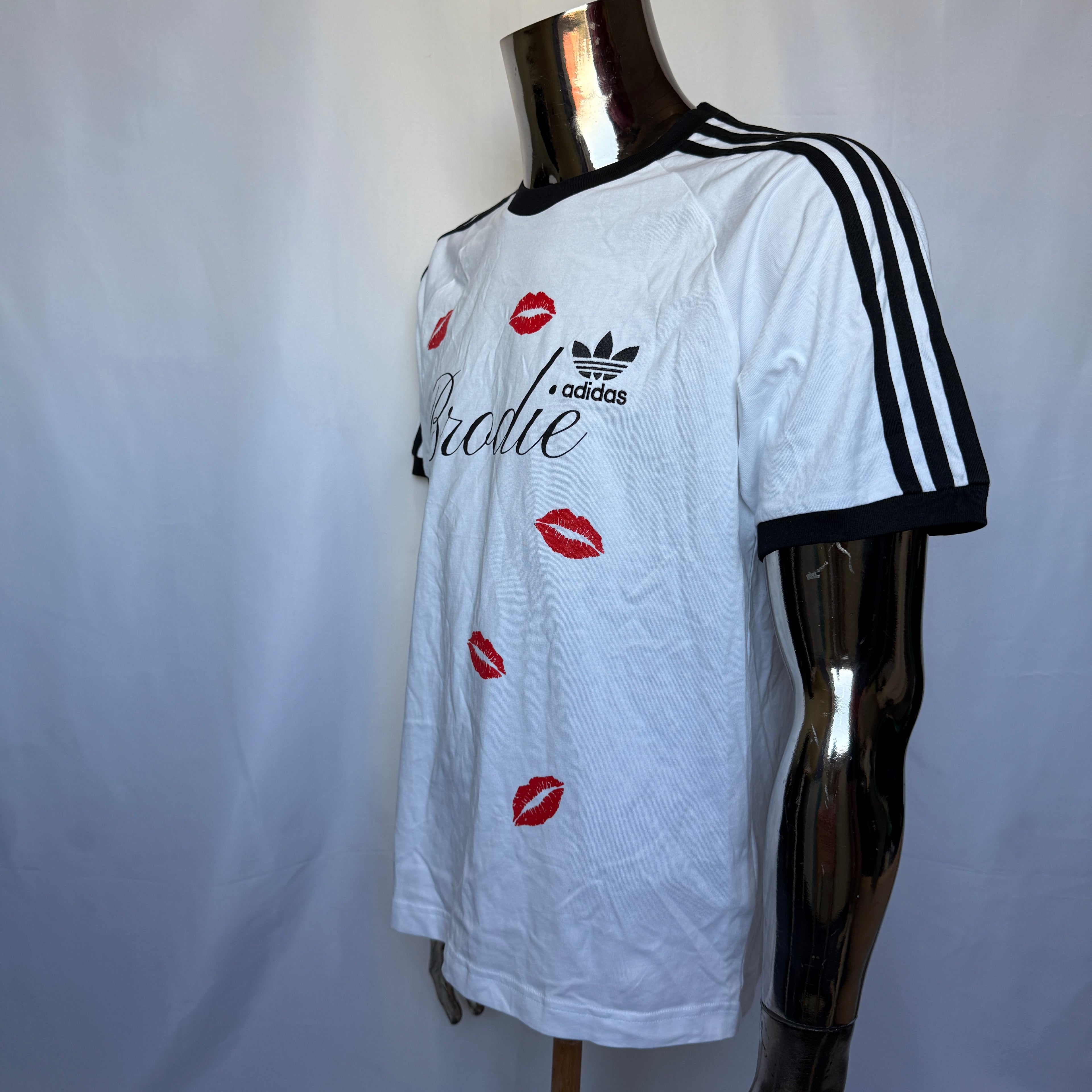 Adidas Originals x Brodie T-Shirt – “Kiss Print” – Limited Collaboration 2024 – Neu, Größe M
