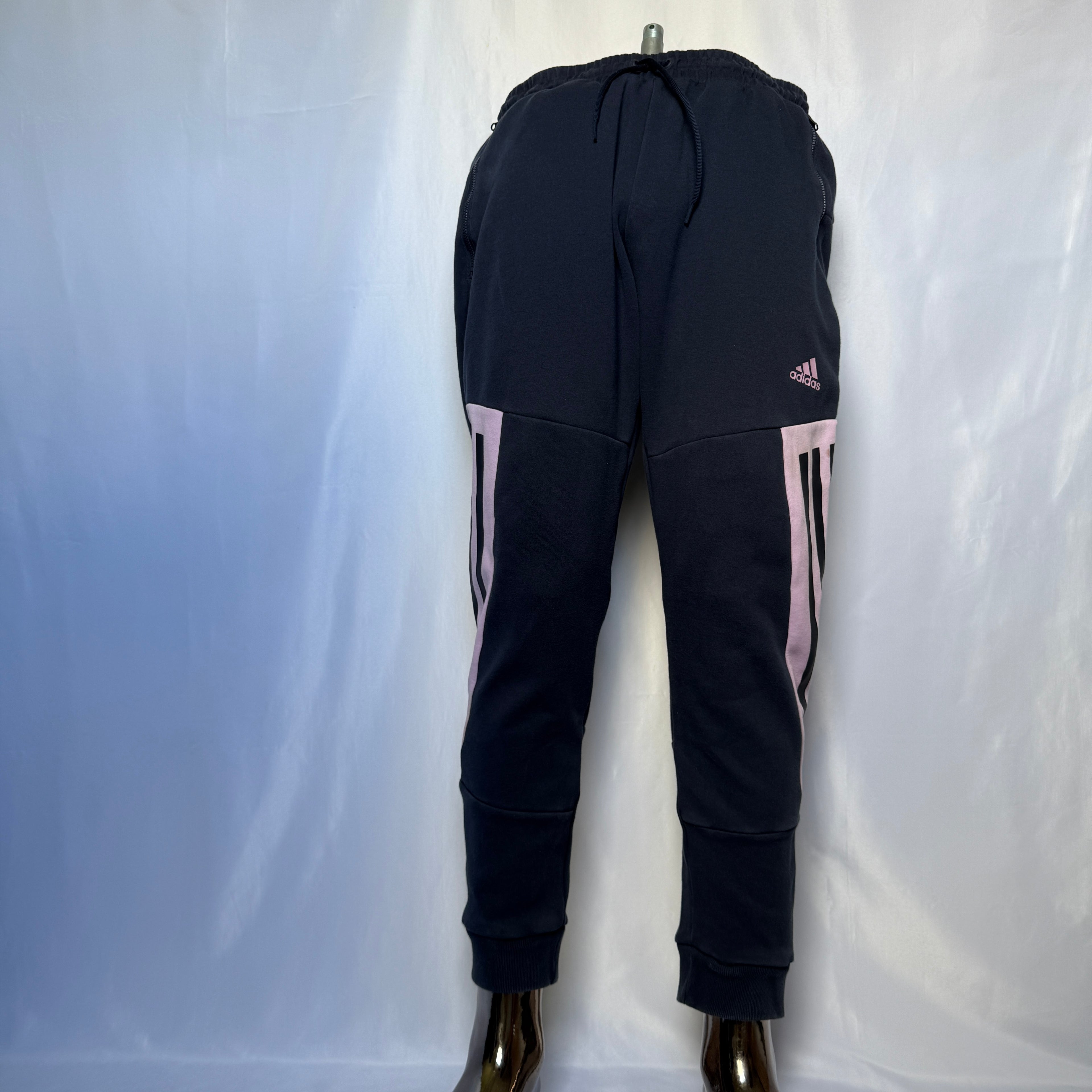 Adidas Jogginghose mit rosa Akzenten – Größe M