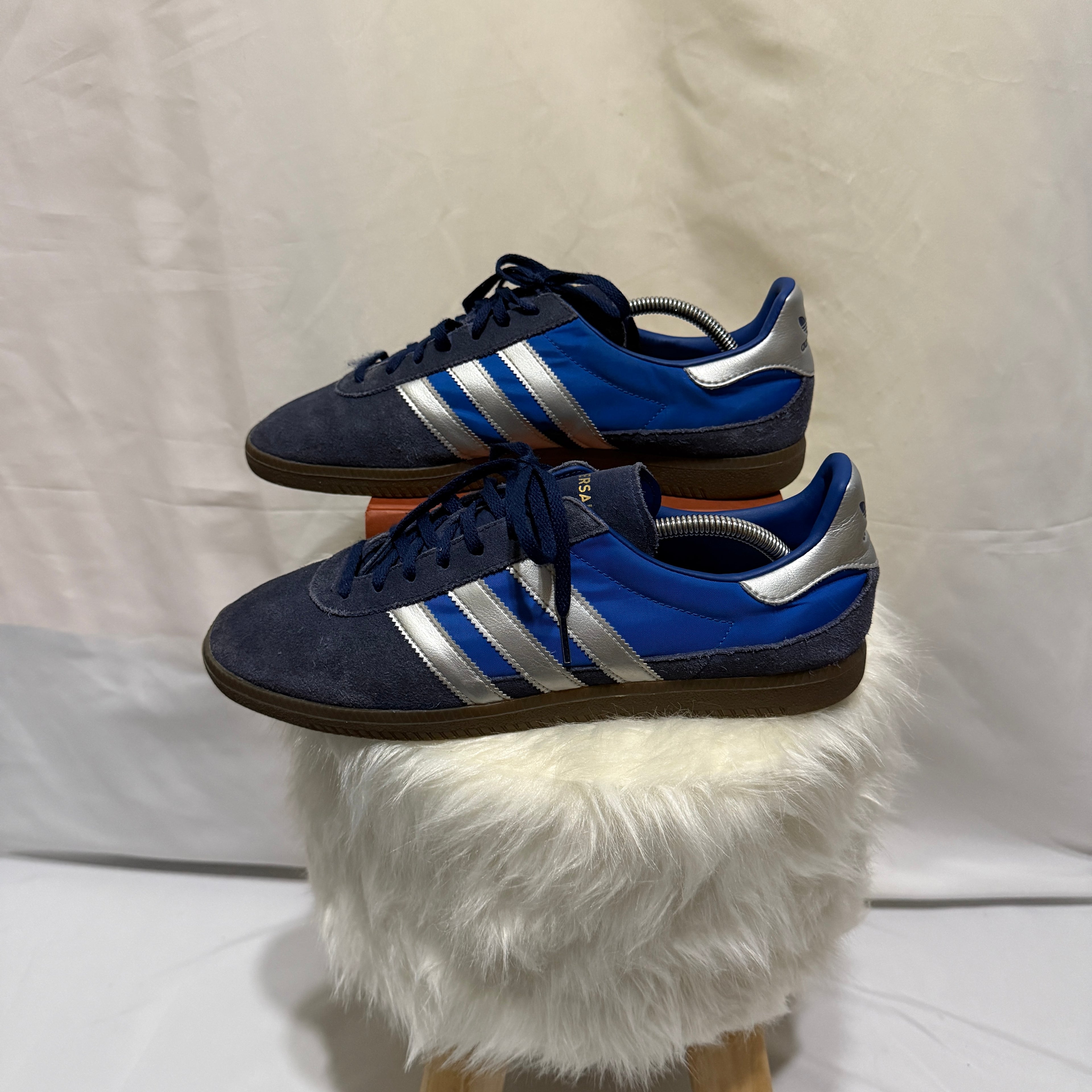 Adidas Sneaket Jeans “Blue / Silver Metallic / Gum” - Retro - Größe 45 1/3