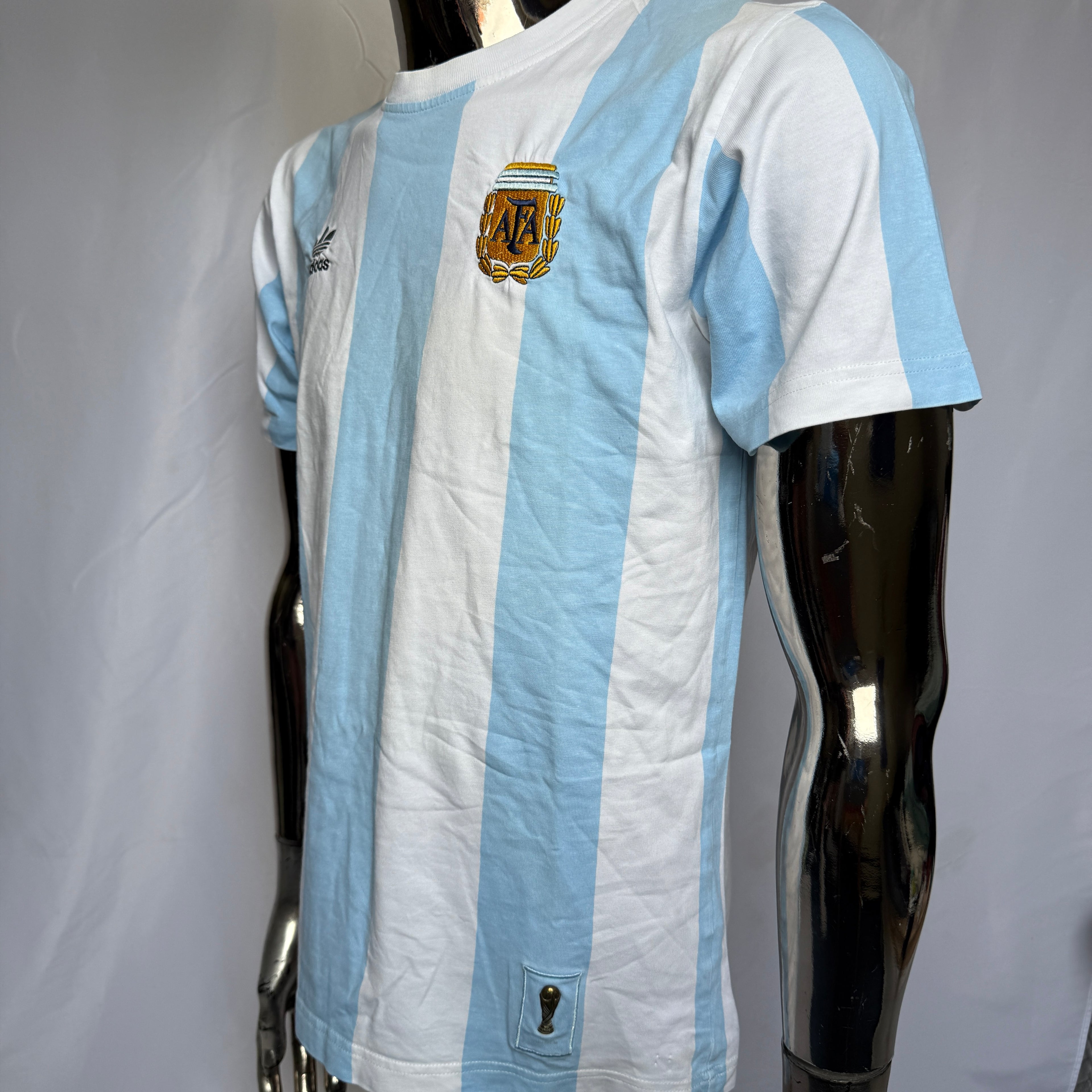 adidas Argentina Retro T-Shirt / Shirt – World Cup Detail (Metall Pokal) – Gr. S
