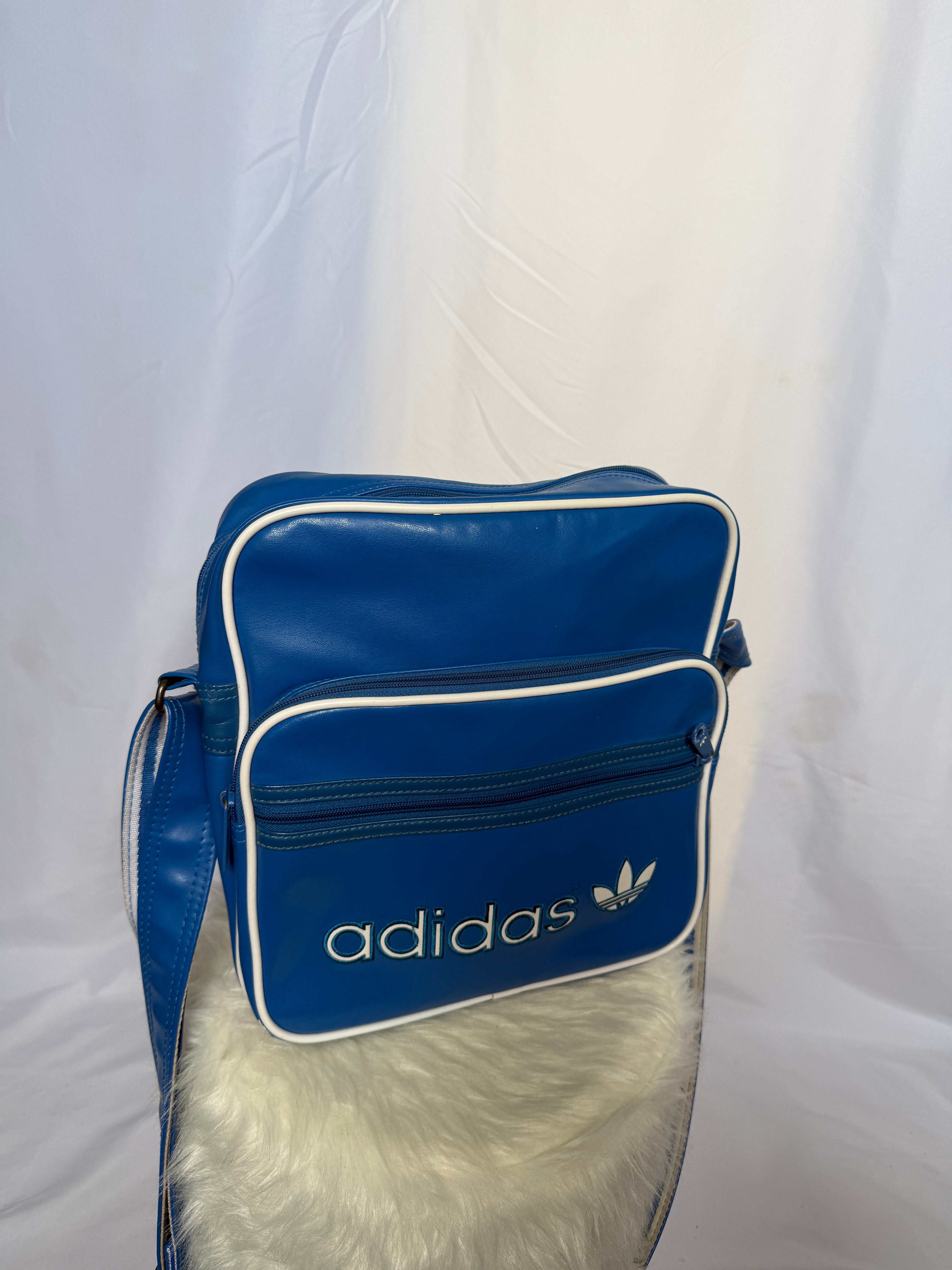 adidas Vintage Umhängetasche – Blau (Trefoil / Retro Airliner Style)