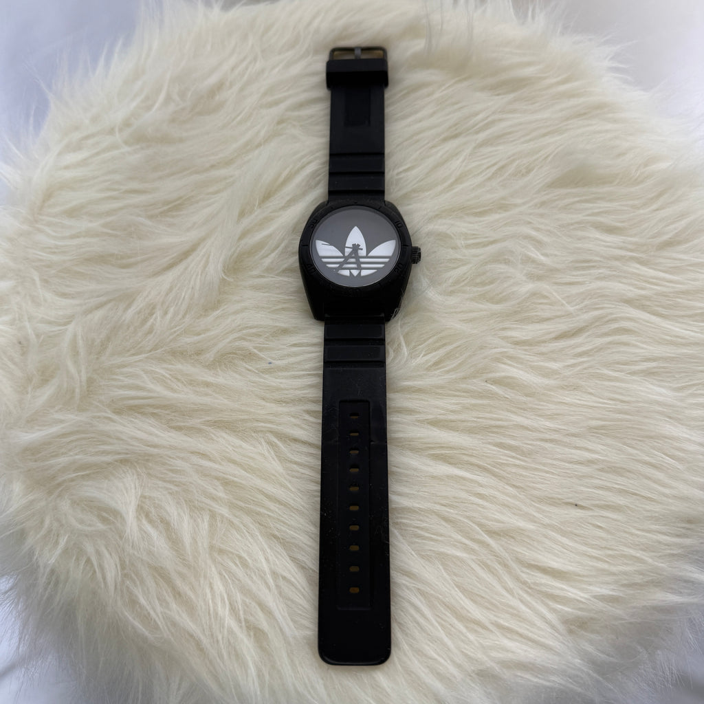 adidas Armbanduhr – Big Trefoil Dial – All Black – Statement Watch