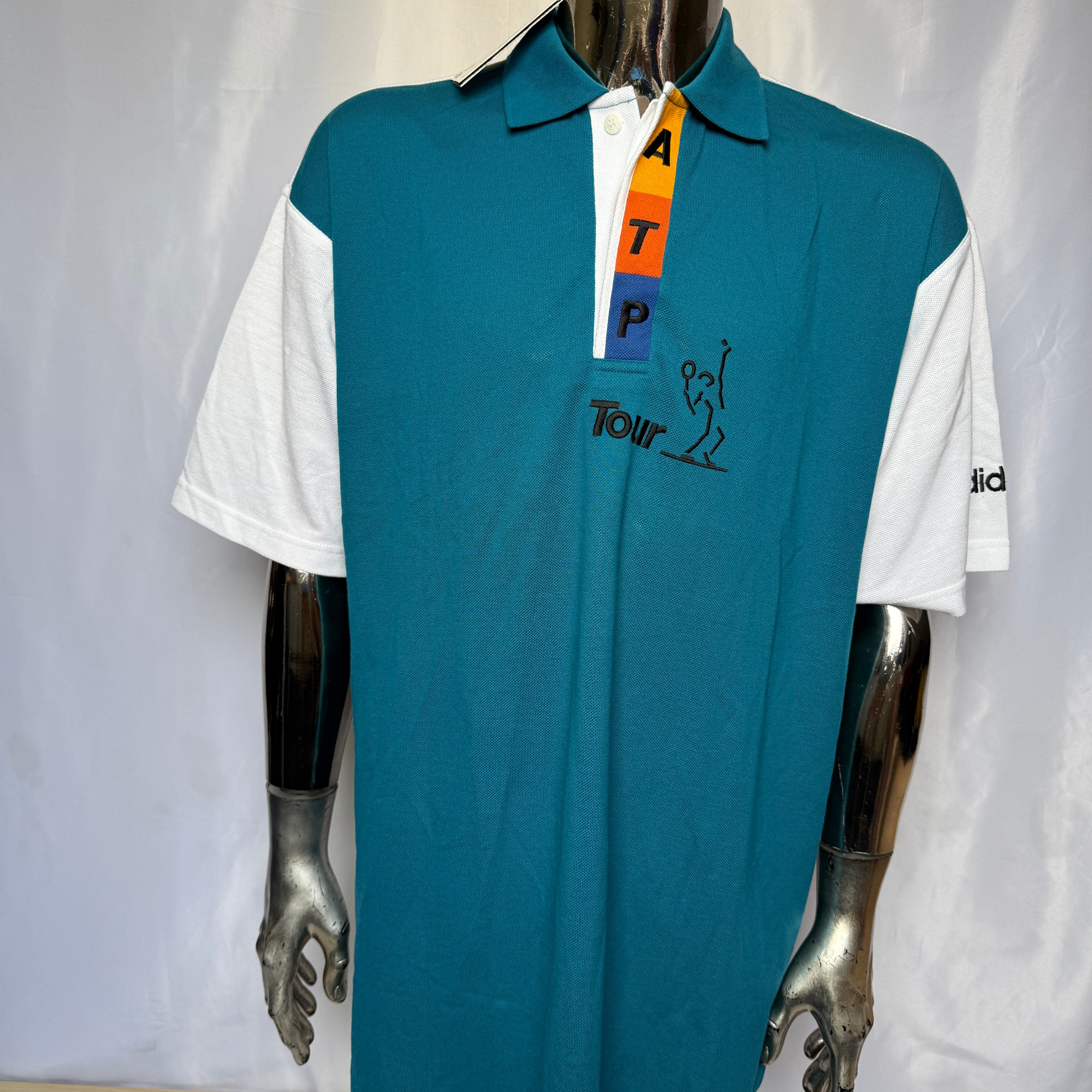 Adidas ATP Tour Polo – „Leon Polo“ (Deadstock mit Hangtag) - 90er Vintage - Größe L
