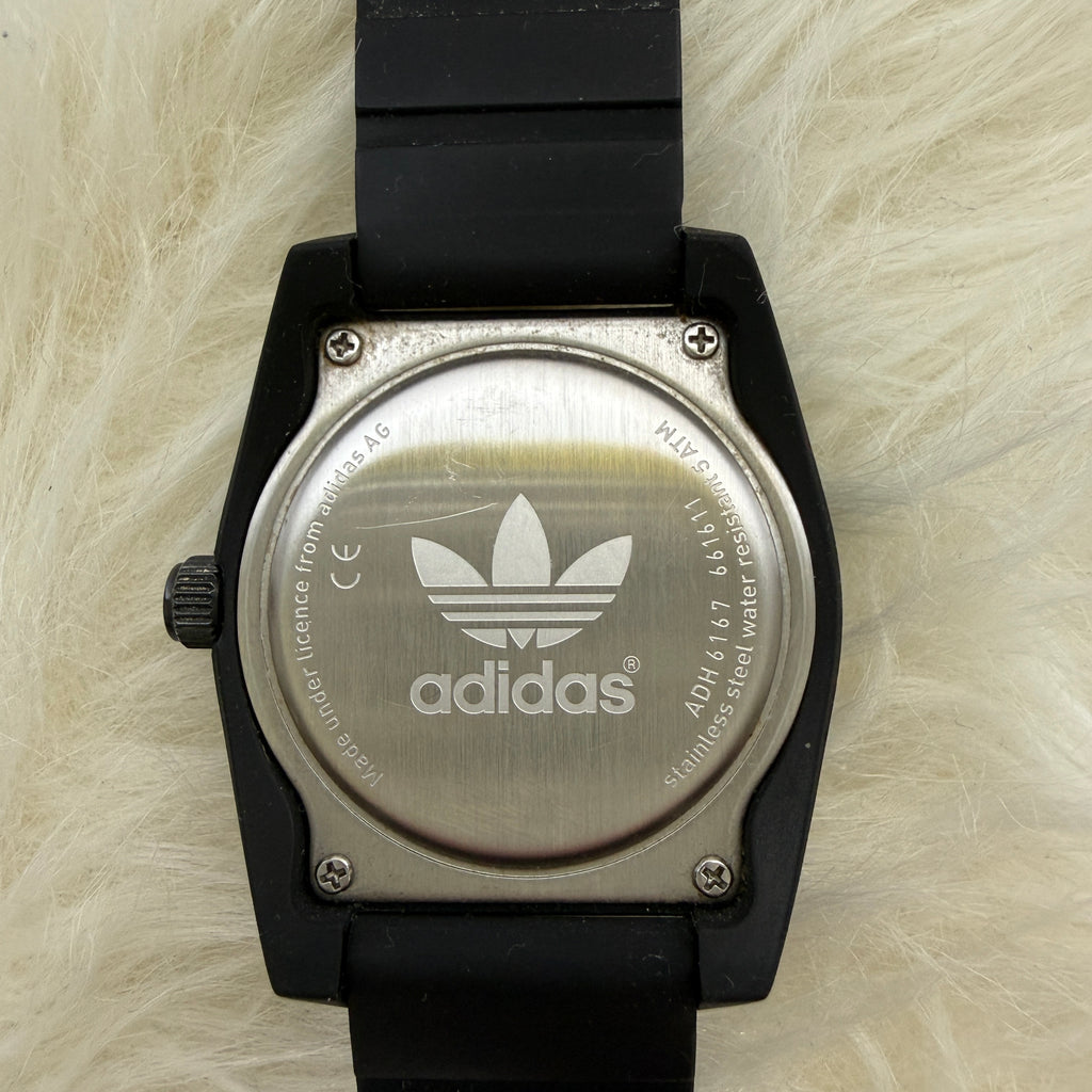 adidas Armbanduhr – Big Trefoil Dial – All Black – Statement Watch