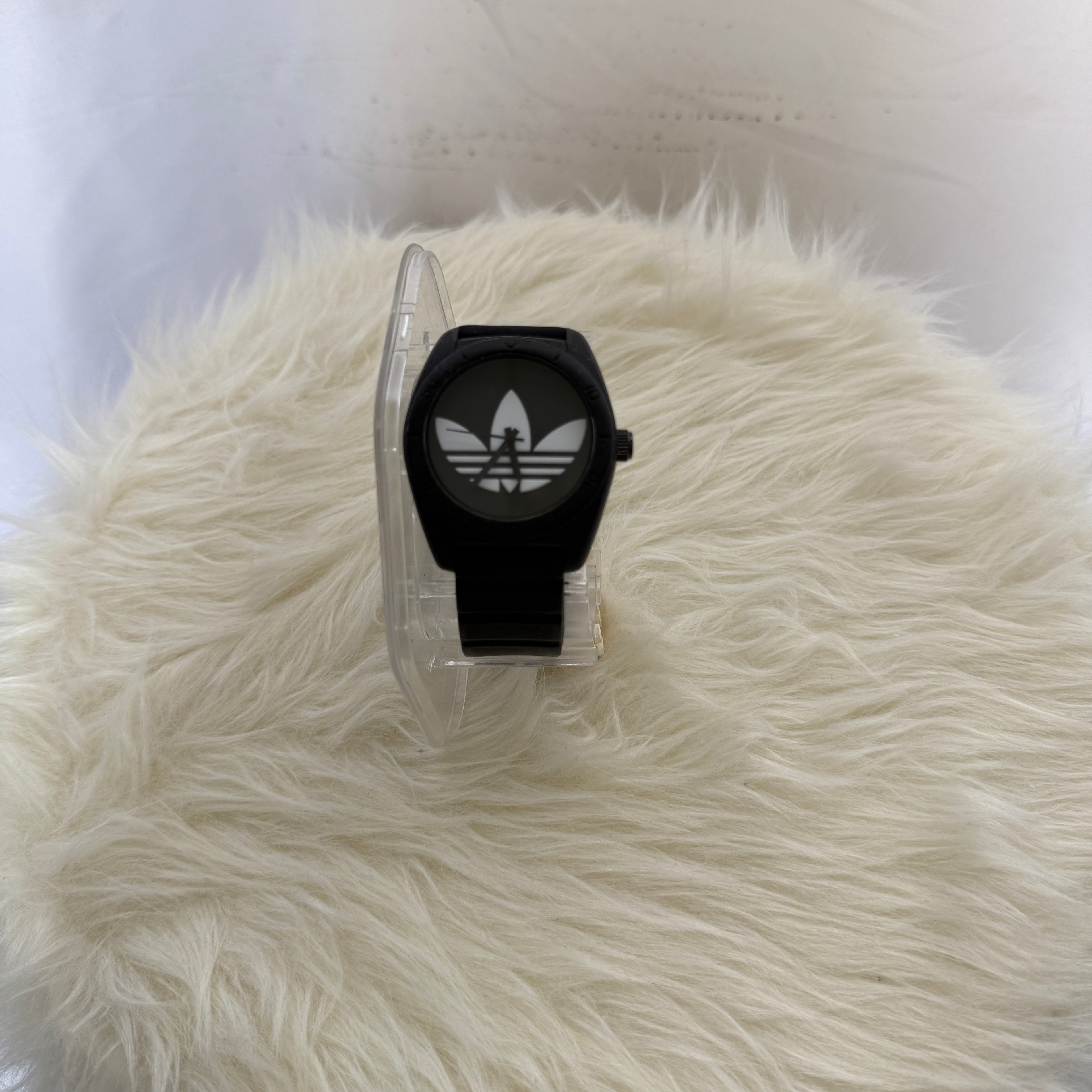 adidas Armbanduhr – Big Trefoil Dial – All Black – Statement Watch