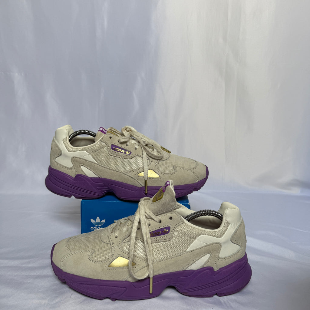 Adidas Sneaker Falcon W – Off White / Gold Metallic / Purple – Größe 43⅓ (US 10,5)