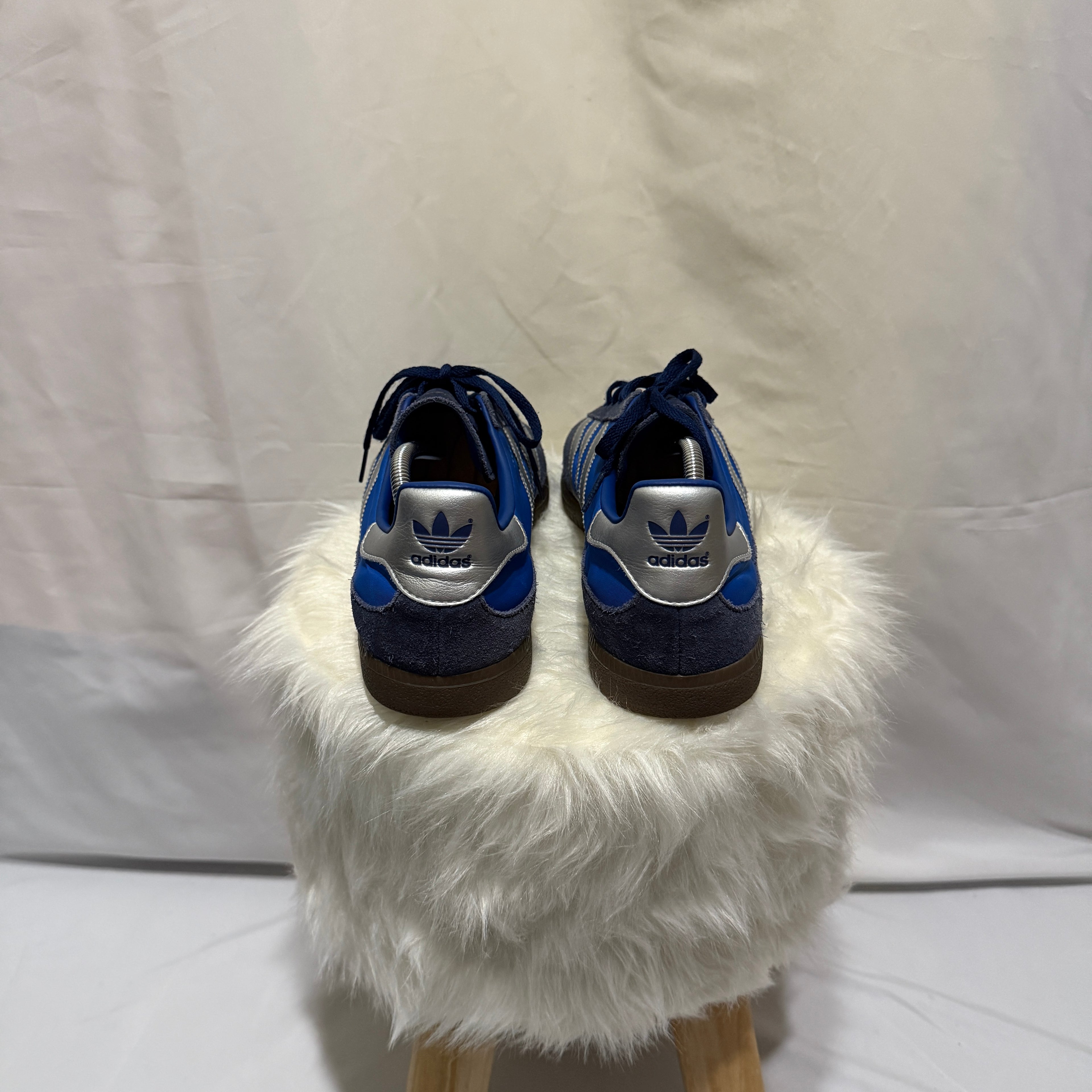 Adidas Sneaket Jeans “Blue / Silver Metallic / Gum” - Retro - Größe 45 1/3