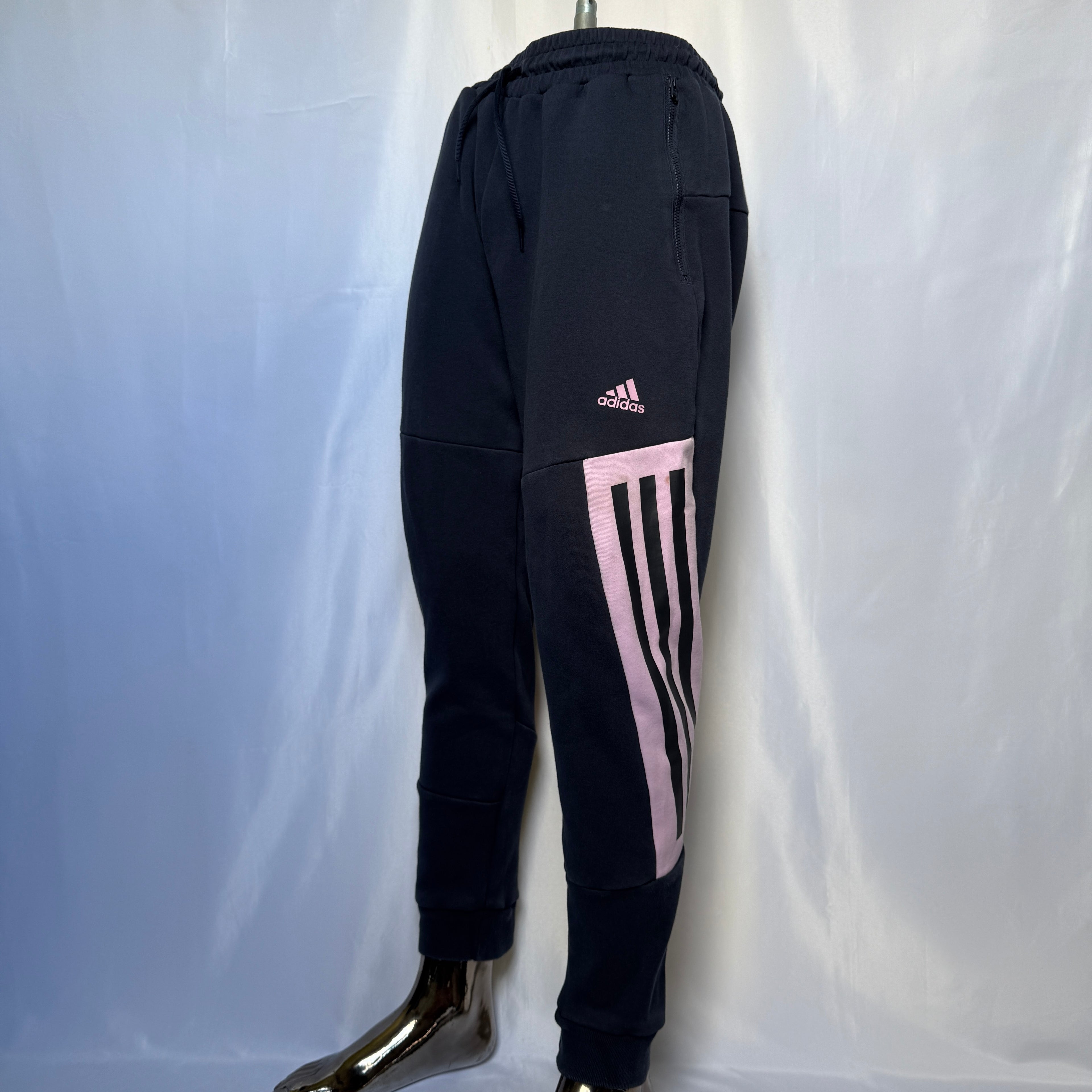 Adidas Jogginghose mit rosa Akzenten – Größe M
