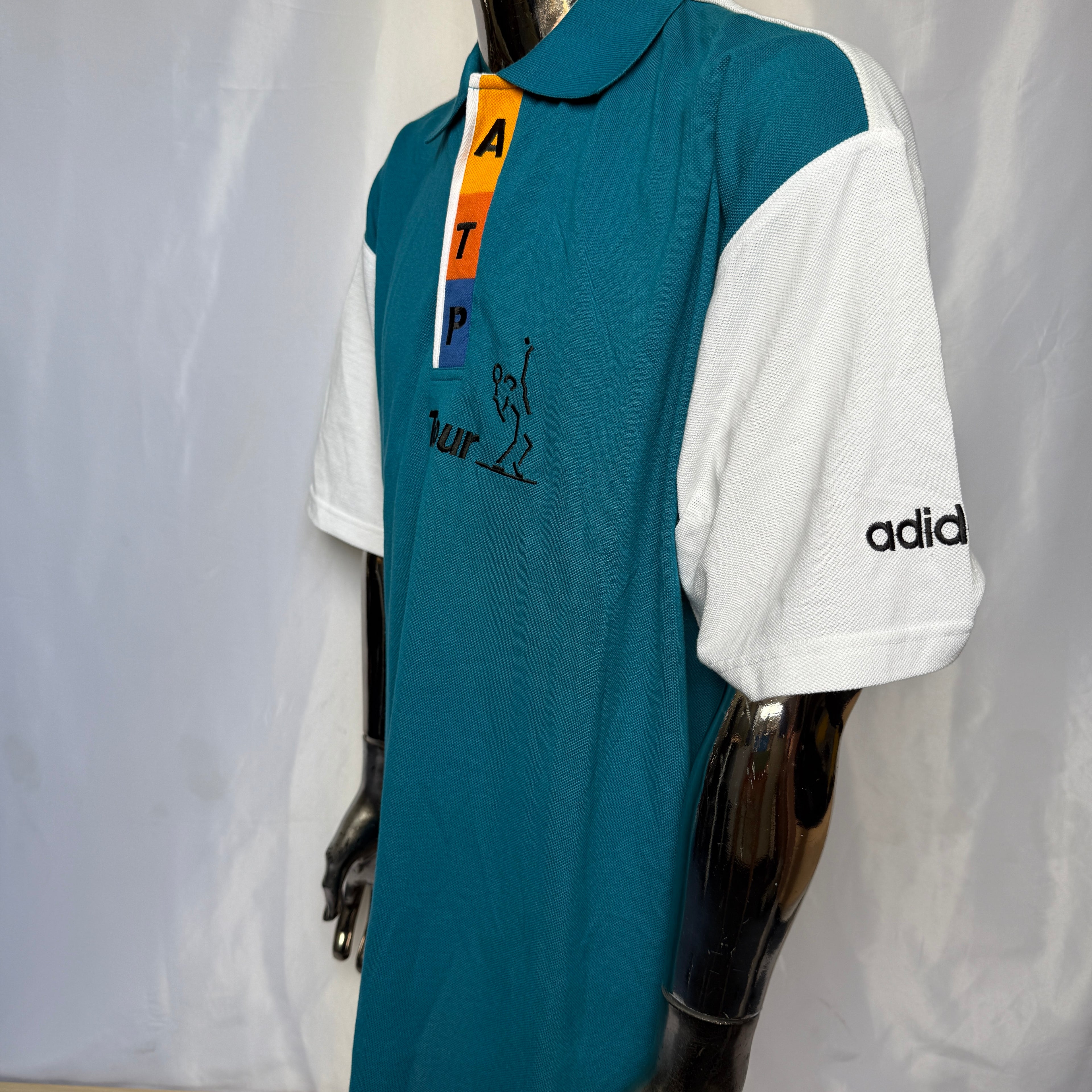 Adidas ATP Tour Polo – „Leon Polo“ (Deadstock mit Hangtag) - 90er Vintage - Größe L