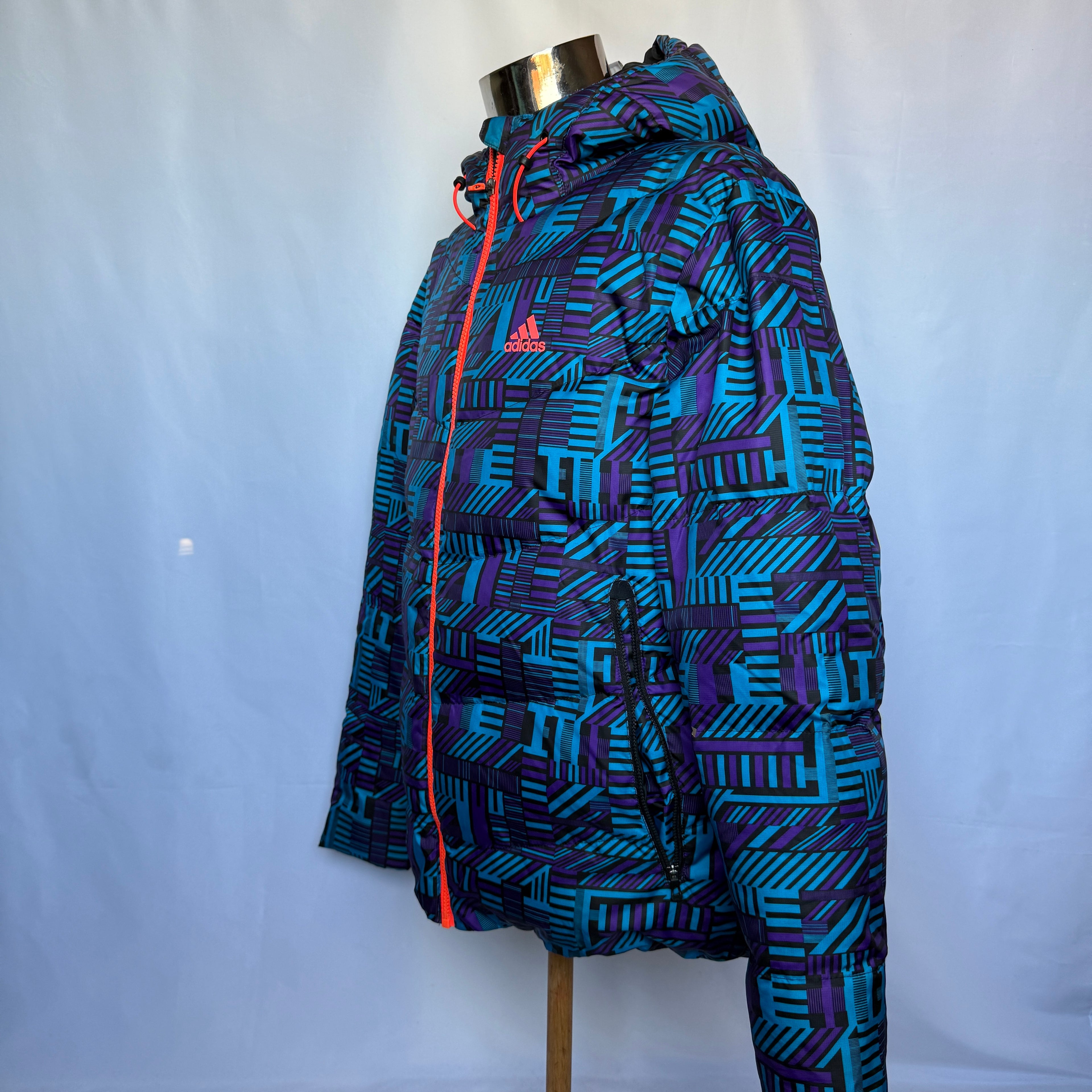 Adidas Winterjacke – Allover Graphic Print – Größe M