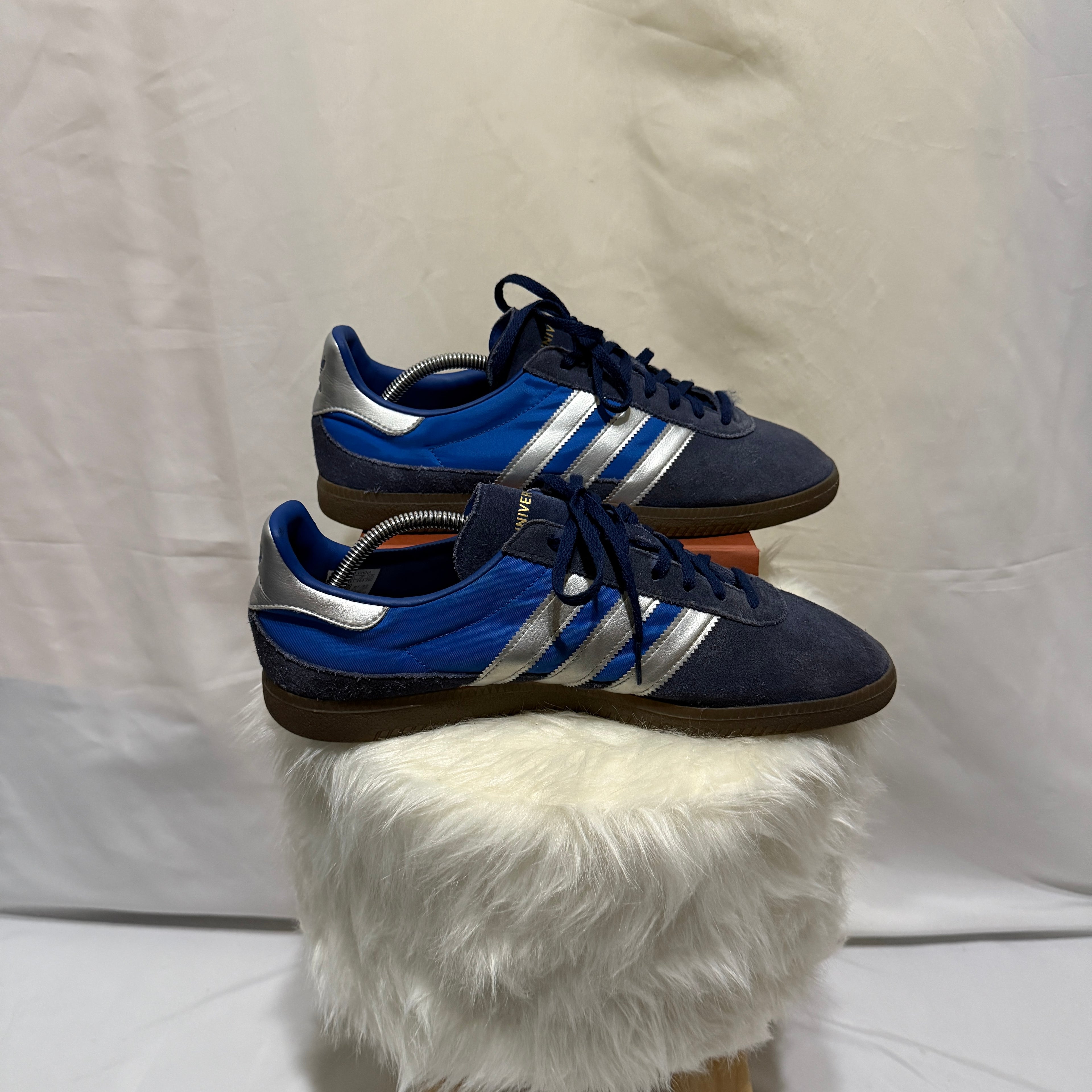 Adidas Sneaket Jeans “Blue / Silver Metallic / Gum” - Retro - Größe 45 1/3