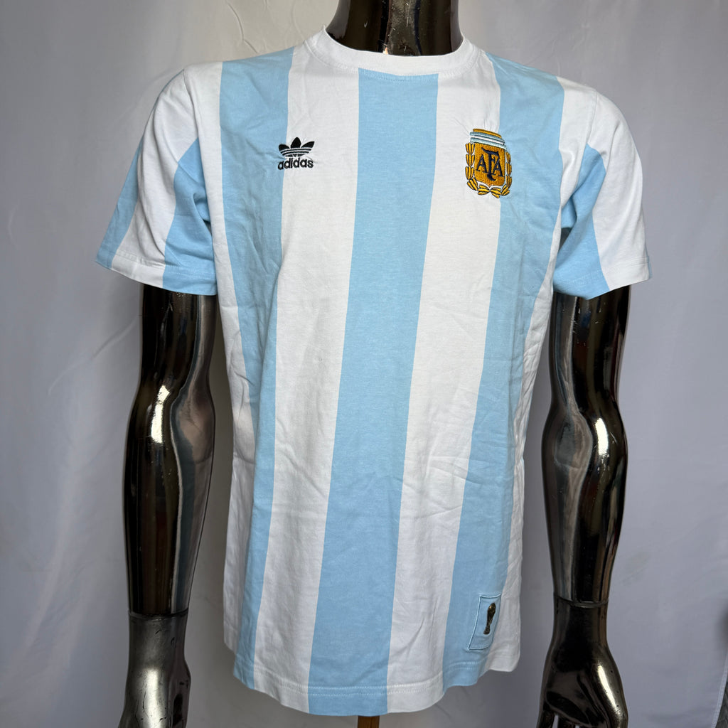 adidas Argentina Retro T-Shirt / Shirt – World Cup Detail (Metall Pokal) – Gr. S