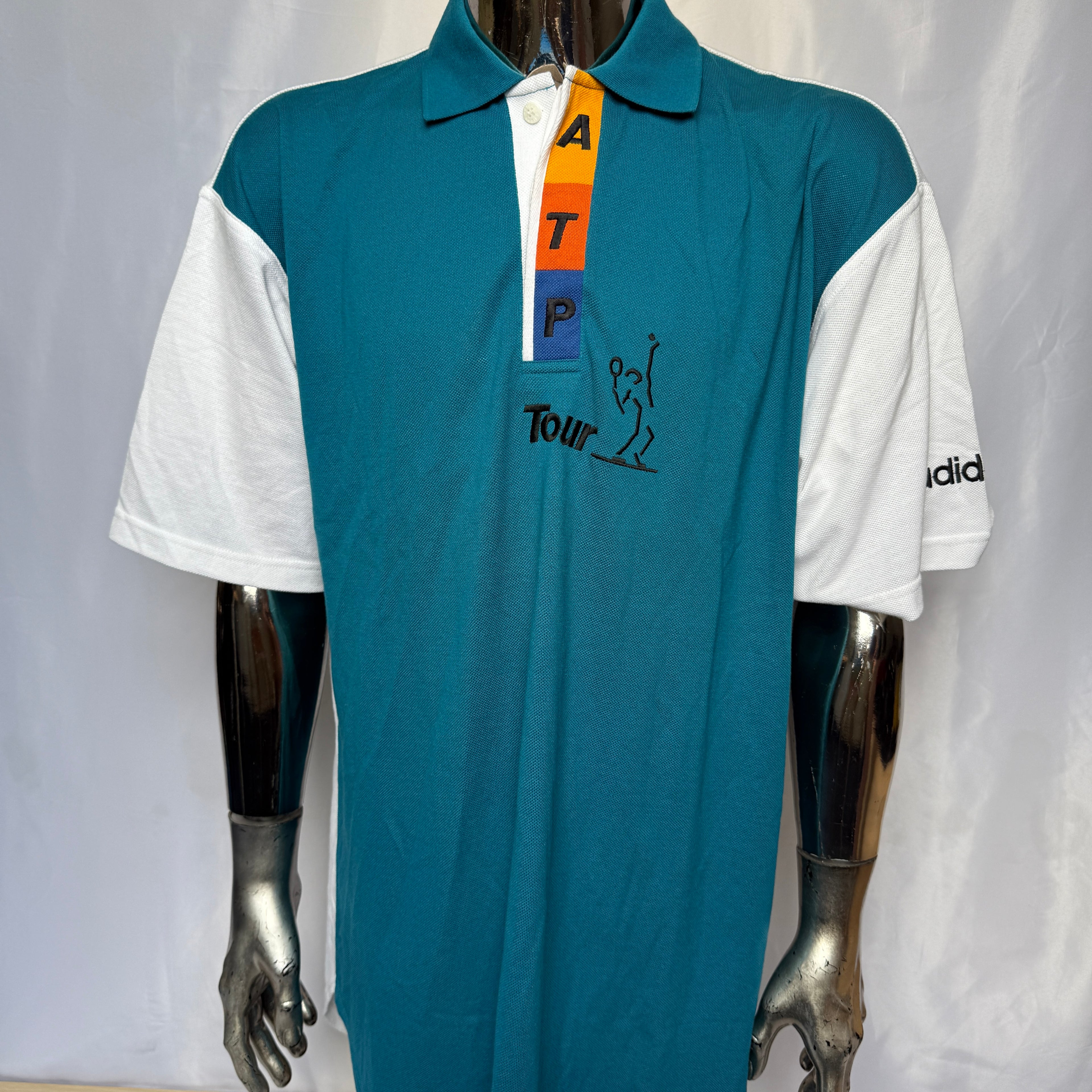 Adidas ATP Tour Polo – „Leon Polo“ (Deadstock mit Hangtag) - 90er Vintage - Größe L