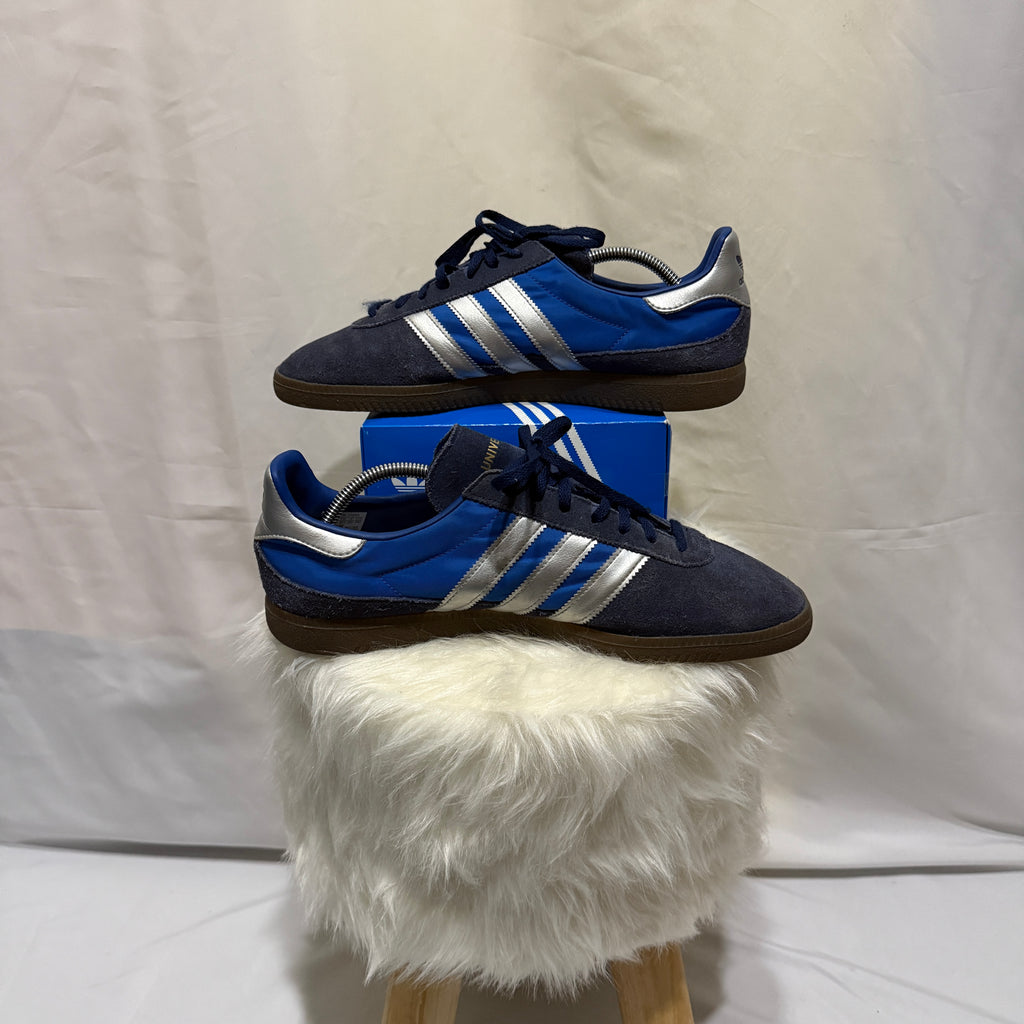 Adidas Sneaket Jeans “Blue / Silver Metallic / Gum” - Retro - Größe 45 1/3