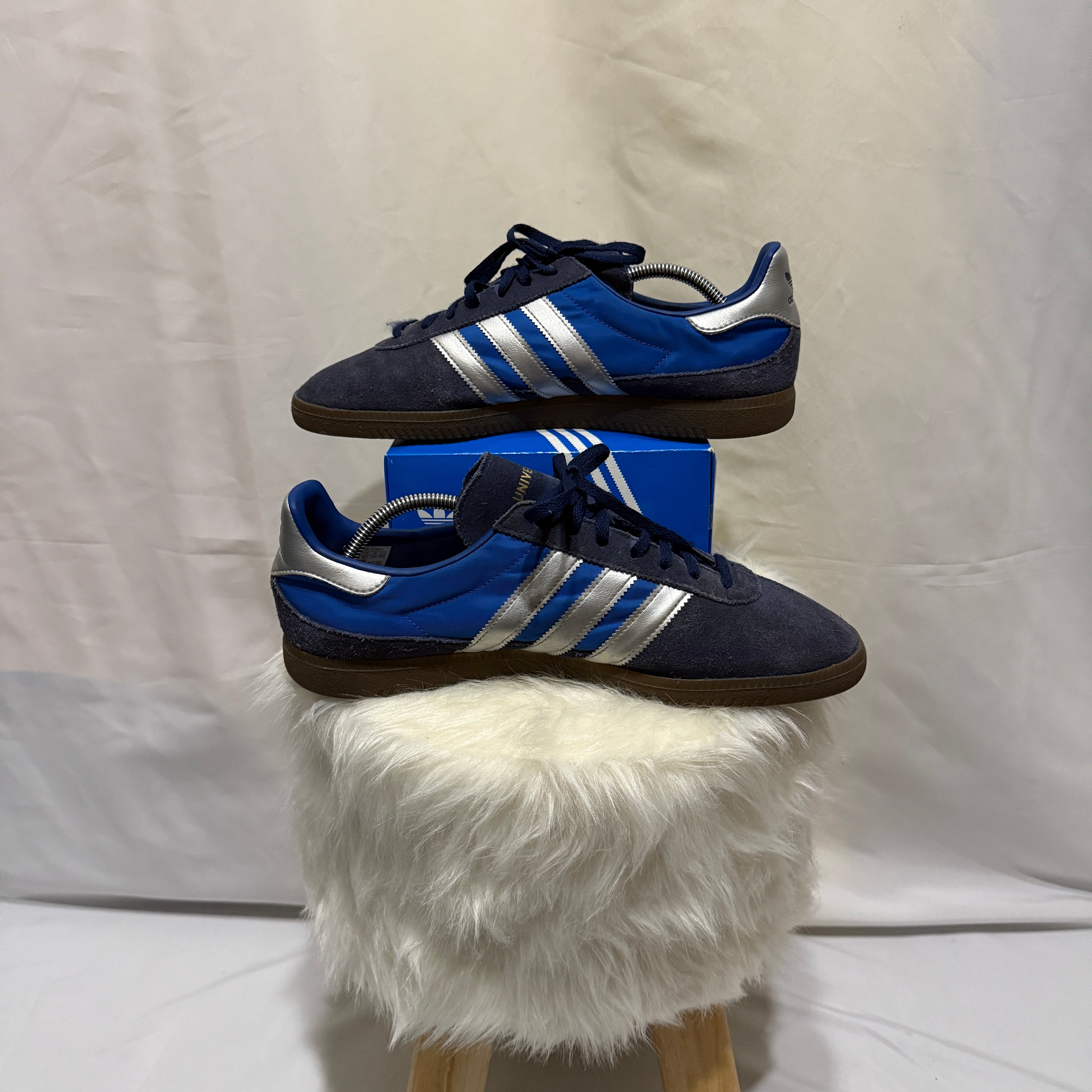Adidas Sneaket Jeans “Blue / Silver Metallic / Gum” - Retro - Größe 45 1/3
