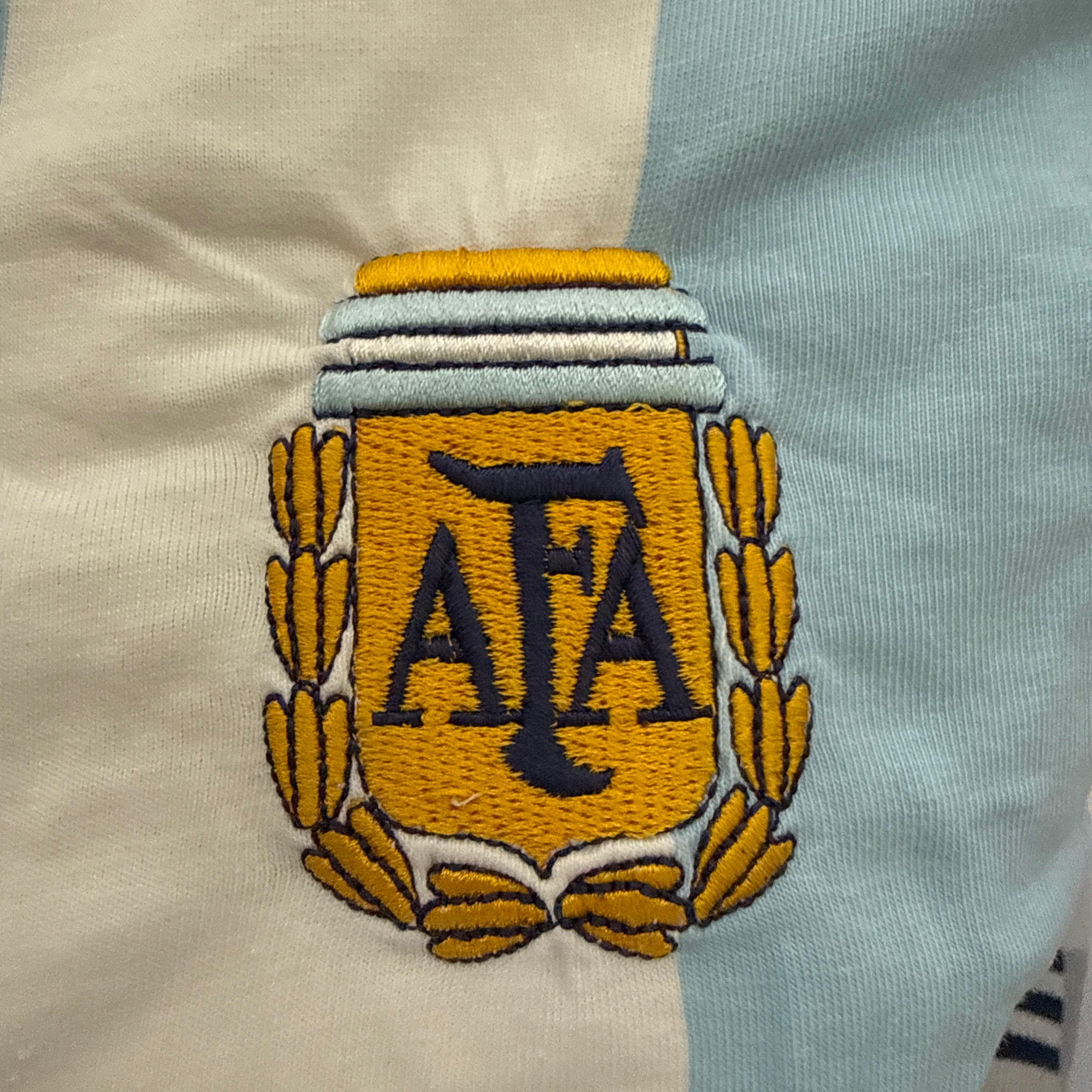adidas Argentina Retro T-Shirt / Shirt – World Cup Detail (Metall Pokal) – Gr. S
