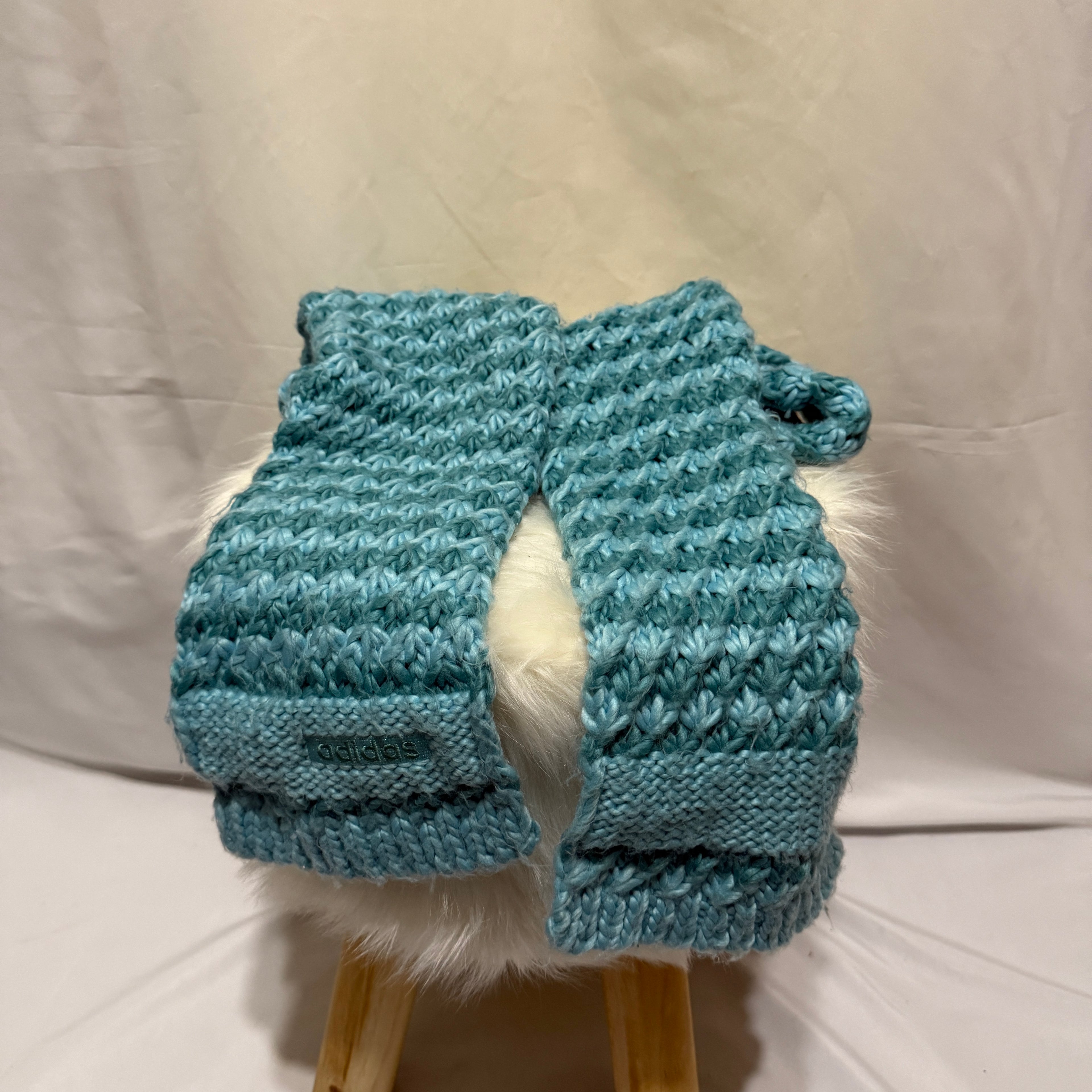 Adidas Strickschal – Hellblau / Vintage