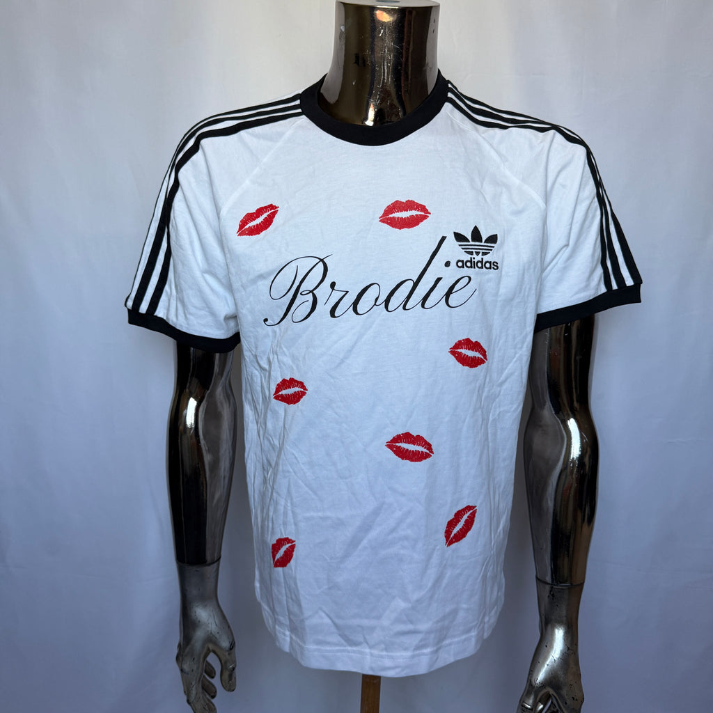 Adidas Originals x Brodie T-Shirt – “Kiss Print” – Limited Collaboration 2024 – Neu, Größe M