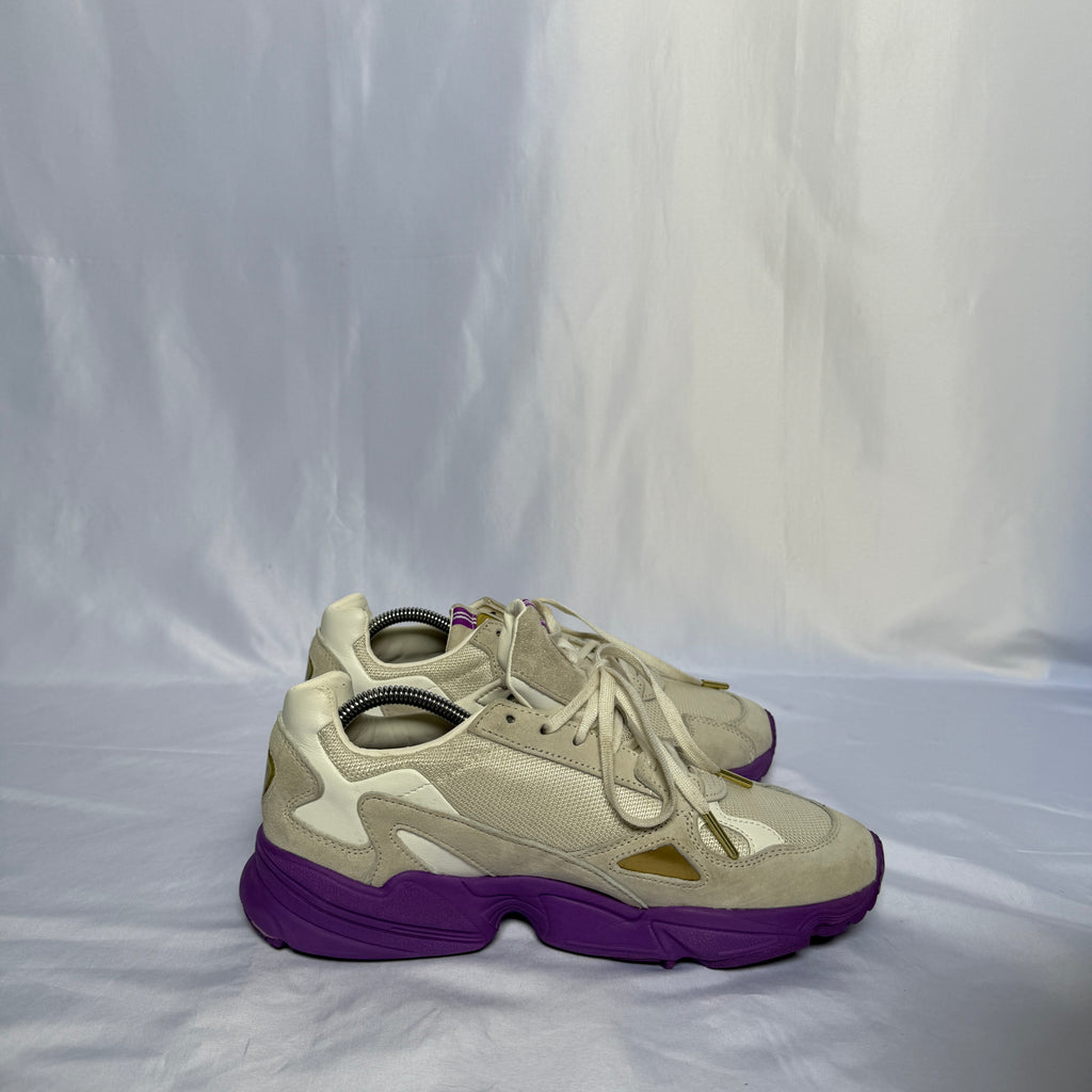 Adidas Sneaker Falcon W – Off White / Gold Metallic / Purple – Größe 43⅓ (US 10,5)
