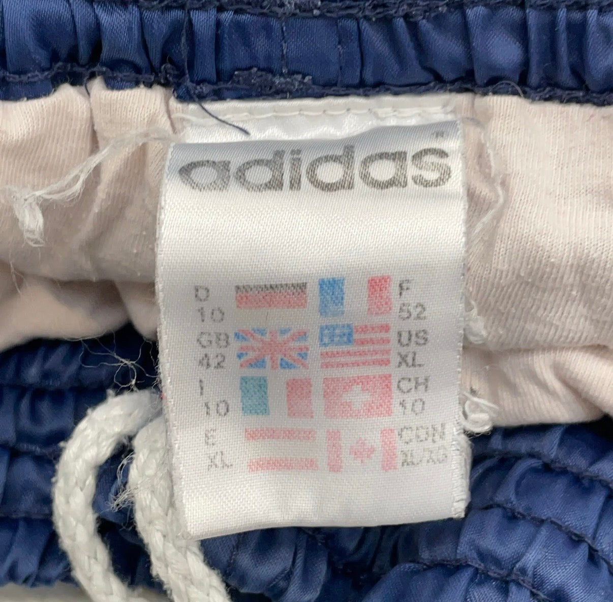 adidas 90er Vintage Nylon Shorts / kurze Hose – Gr. XL (D 10 / F 52)